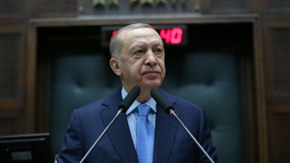 A török elnöki hivatal sajtóirodája által közreadott képen Recep Tayyip Erdogan török elnök felszólal a hatalmon lévő Igazság és Fejlődés Pártja (AKP) parlamenti frakciójának ülésén az ankarai parlamentben 2020. november 11-én. Erdogan kijelentette, hogy a hegyi-karabahi fegyveres konfliktust lezáró orosz-azeri-örmény megállapodás nyomán felállítandó török-orosz központnak köszönhetően véget ér az azeri föld 28 éve tartó örmény megszállása. Két nappal korábban Nikol Pasinján örmény miniszterelnök Ilham Aliyev azerbajdzsáni elnökkel és Vlagyimir Putyin orosz államfővel megállapodást írt alá a hegyi-karabahi fegyveres konfliktus lezárásáról.