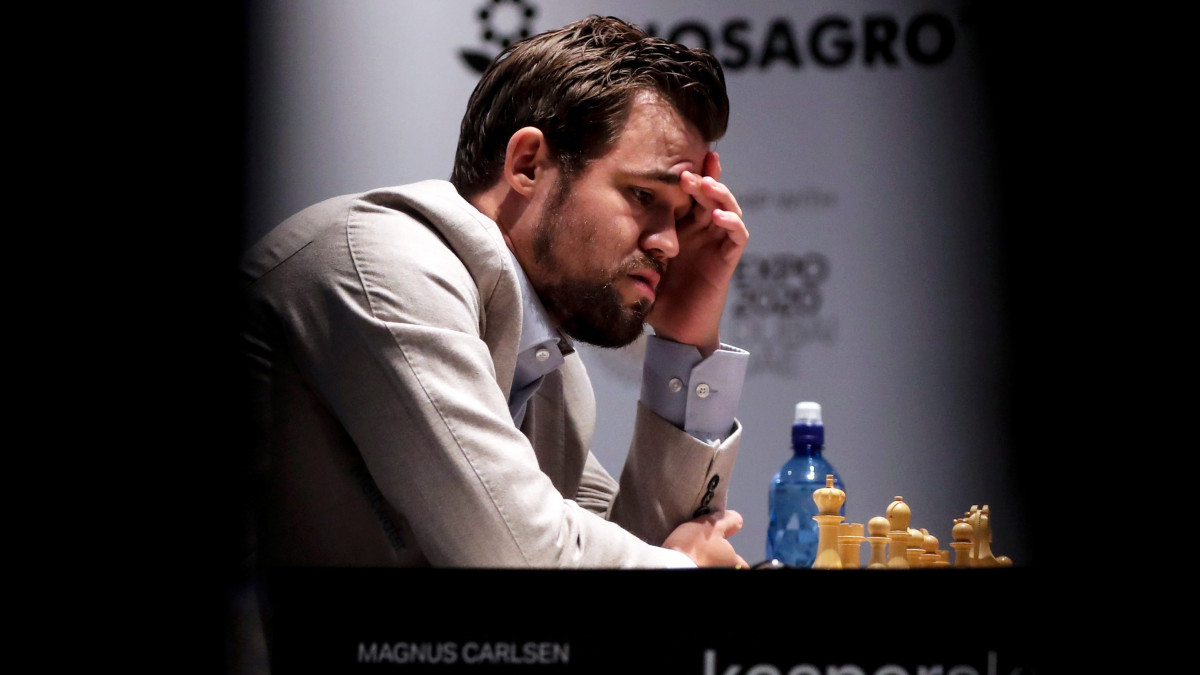 A címvédő norvég Magnus Carlsen az orosz Jan Nyepomnyascsij ellen játszik a dubaji sakkvilágbajnoki döntő második mérkőzésén 2021. november 27-én.