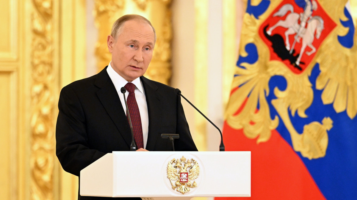 Vlagyimir Putyin orosz elnök beszédet mond az Oroszországba akkreditált nagykövetek megbízóleveleinek átadási ünnepségén a moszkvai Kremlben 2022. szeptember 20-án.