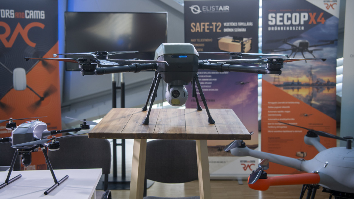 Drónok a IV. Drón Summit és Expo megnyitójának napján a Bálna Budapest rendezvényközpontban 2022. szeptember 20-án.