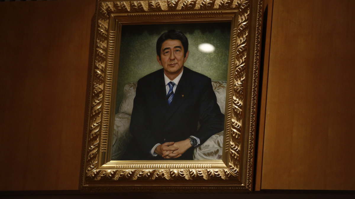 A meggyilkolt Abe Sindzó volt japán kormányfő bekeretezett festménye a falon a kormányzó Liberális Demokrata Párt (LDP) tokiói székházában, ahol Kisida Fumio japán kormányfő sajtóértekezletet tart 2022. július 11-én. A japán kormánykoalíció több mint a felét megszerezte a szenátusi helyeknek az előző napon tartott japán felsőházi választásokon. A japán szenátusban összesen 245 mandátum van, amelyek fele háromévente megújul, a választók most 125 mandátumról döntöttek.
