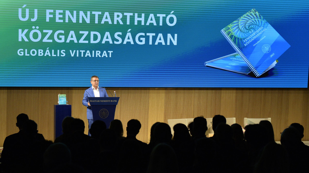 Matolcsy György, a Magyar Nemzeti Bank (MNB) elnöke beszédet mond a Nagy könyvünnep és kortárs művészeti kiállítás elnevezésű rendezvényen az Új fenntartható közgazdaságtan - globális vitairat című kiadvány ünnepélyes bemutatóján az MNB konferencia-központjában 2022. május 7-én.