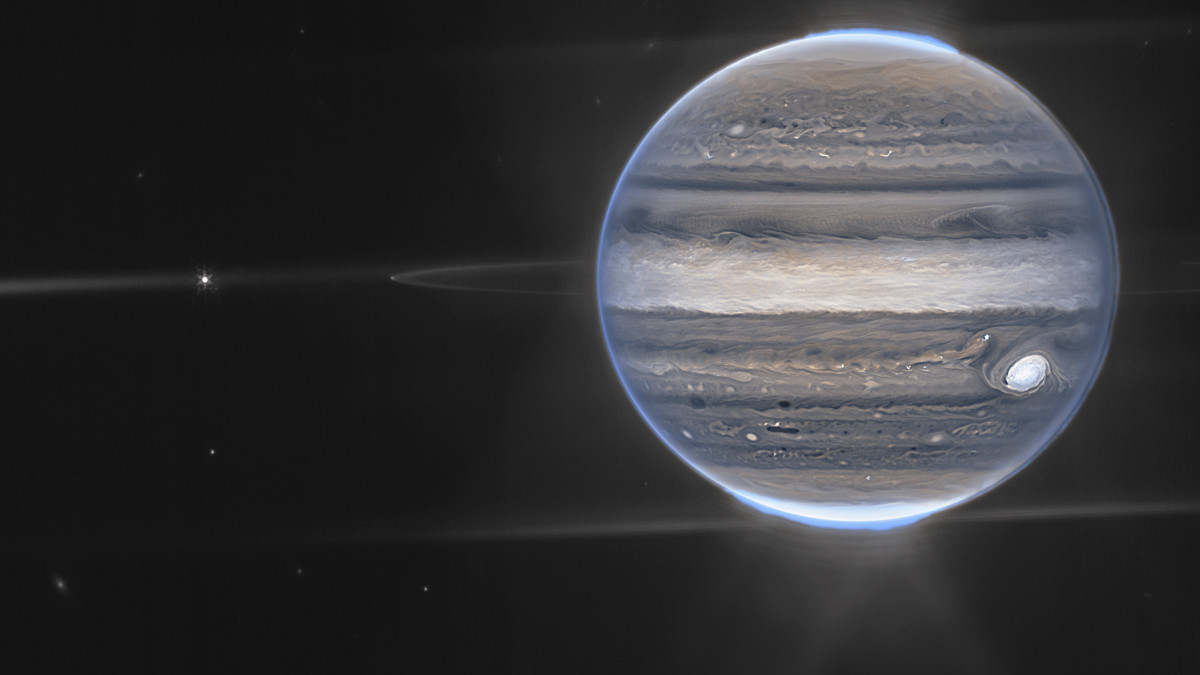 A NASA által 2022. augusztus 22-én közreadott, a James Webb amerikai űrteleszkóp által július 27-én készített, nem valós színeket ábrázoló kép a Jupiterről.