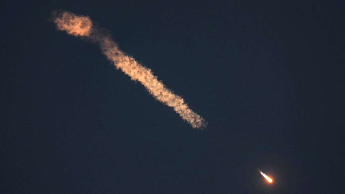 Fellövik a Szojuz MSz-22-es orosz űrhajót fedélzetén Francisco Rubio amerikai, valamint Szergej Prokopjev és Dmitrij Petelin orosz űrhajósokkal, a Nemzetközi Űrállomásra (ISS) induló következő, 68-69-es expedíció tagjaival a kazahsztáni Bajkonurból 2022. szeptember 21-én.