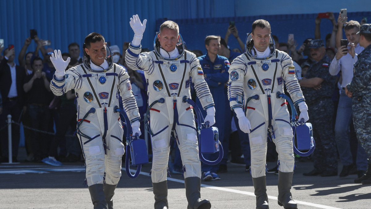 (B-j:) Francisco Rubio, a NASA, valamint Szergej Prokopjev és Dmitrij Petelin, a Roszkozmosz űrhajósai, a Nemzetközi Űrállomásra (ISS) induló következő, 68-69-es expedíció tagjai a kilövőállásra indulnak a kazahsztáni Bajkonurban 2022. szeptember 21-én. Az űrhajósok a Föld körül keringő Nemzetközi Űrállomásra utaznak a Szojuz MSZ-22 orosz űrhajó fedélzetén.