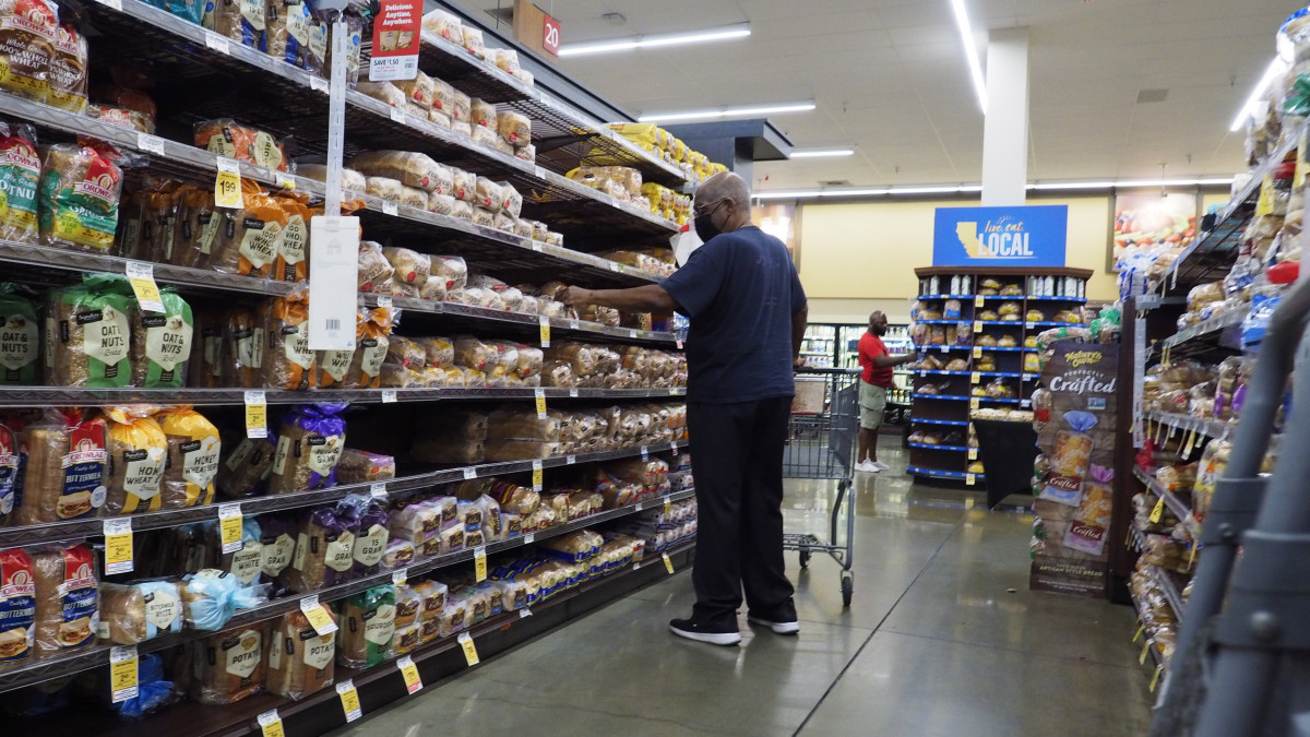 Kenyerespolcok egy élelmiszerüzletben, a kaliforniai Oaklandben 2022. június 10-én. Az amerikai munkaügyi minisztérium közlése szerint az Egyesült Államokban a fogyasztói árak májusban tovább emelkedtek és 8,6 százalékkal voltak magasabbak az előző év azonos hónapjához képest, ami az ország legnagyobb inflációs adata az utóbbi negyven évben.