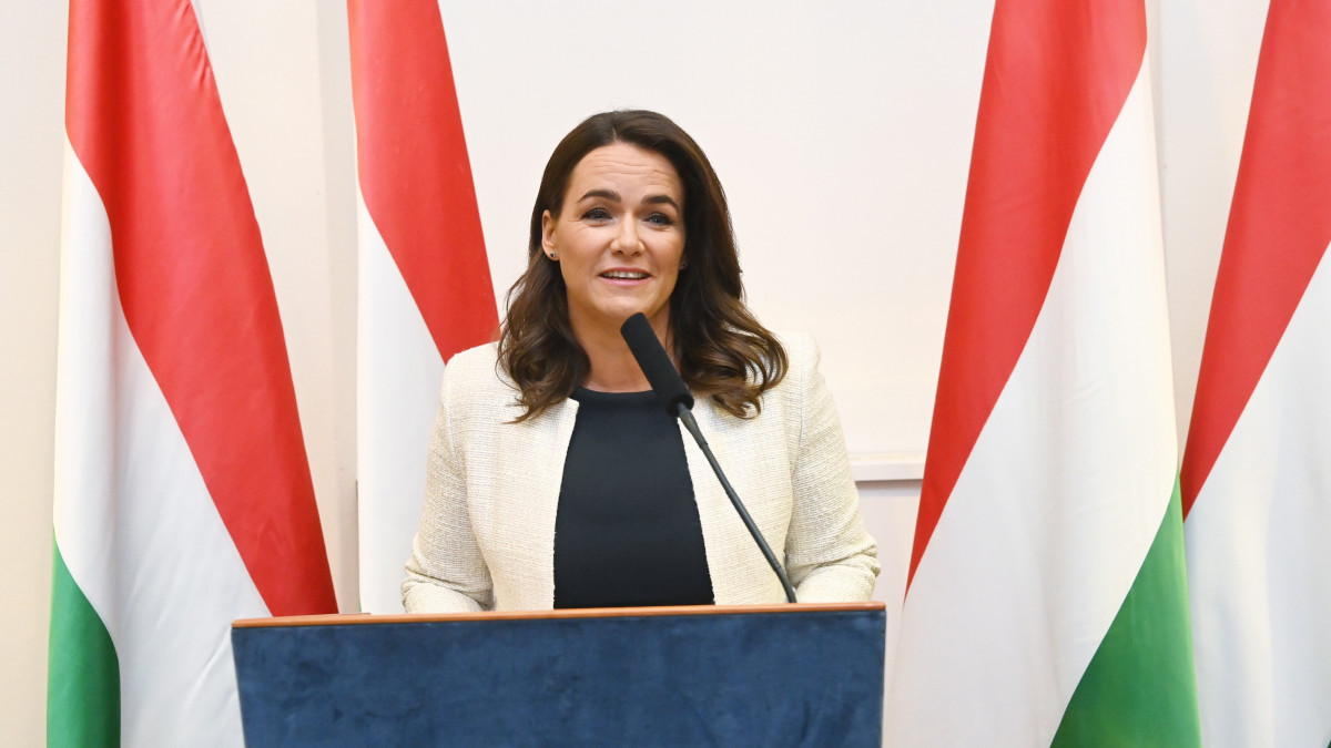 Novák Katalin köztársasági elnök beszédet mond a Magyarország Barátai közösség köszöntésén a Sándor-palotában 2022. szeptember 17-én.