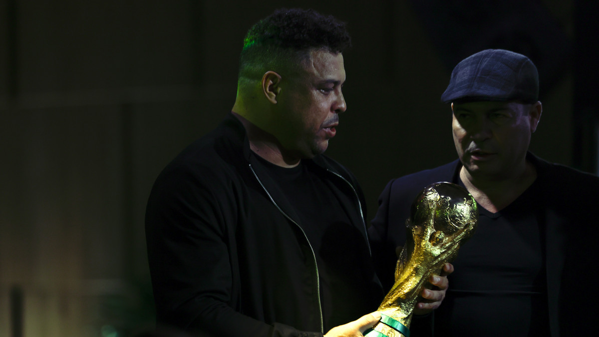 RIO DE JANEIRO, BRAZIL - JUNE 30: Brazilian former football player Ronaldo Nazario (L) holds a replica of the FIFA World Cup Trophy during ceremony organized by Brazilian Football Confederation to honor 2002 FIFA World Champions on the 20th anniversary at Fairmont Hotel on June 30, 2022 in Rio de Janeiro, Brazil.  (Photo by Buda Mendes/Getty Images)