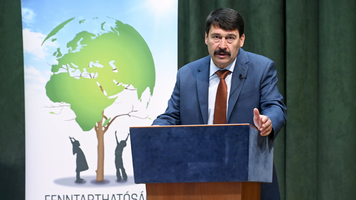 Áder János köztársasági elnök előadást tart a klímaváltozásról a révkomáromi Selye János Gimnázium diákjainak 2022. április 22-én.