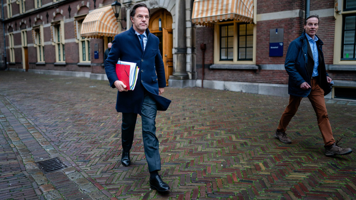 Mark Rutte holland miniszterelnök megérkezik a hágai képviselőházba, ahol az általa vezetett koalíciós kormány lemondásáról beszél 2021. január 19-én. A lemondás hátterében a családtámogatási botrány áll. 2012-től kezdődően több száz család került súlyos anyagi helyzetbe, miután a holland adóhatóság csalóként kezelte őket, és megvonta tőlük a gyermekgondozási támogatást, valamint számos esetben több ezer euró visszafizetésére kötelezte az érintetteket. Rutte és miniszterei március 17-ig, a parlamenti választások napjáig ügyvivői minőségben látják el feladataikat.