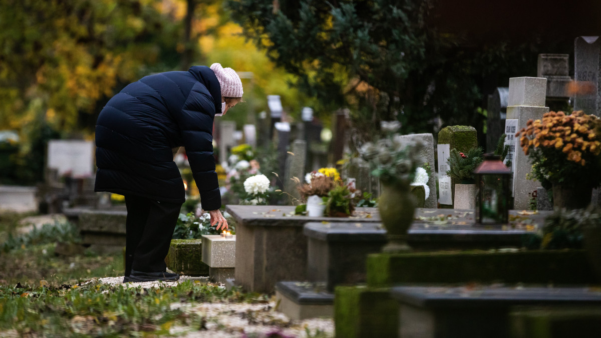 A koronavírus-járvány miatt védőmaszkot viselő látogató a budapesti Farkasréti temetőben a közelgő mindenszentek ünnepe és halottak napja előtt 2020. október 31-én. Halottak napján, és annak hétvégéjén is kiemelten fontos a fertőzések megelőzésére szolgáló szabályok betartása - hívta fel a figyelmet pénteken a Nemzeti Népegészségügyi Központ.