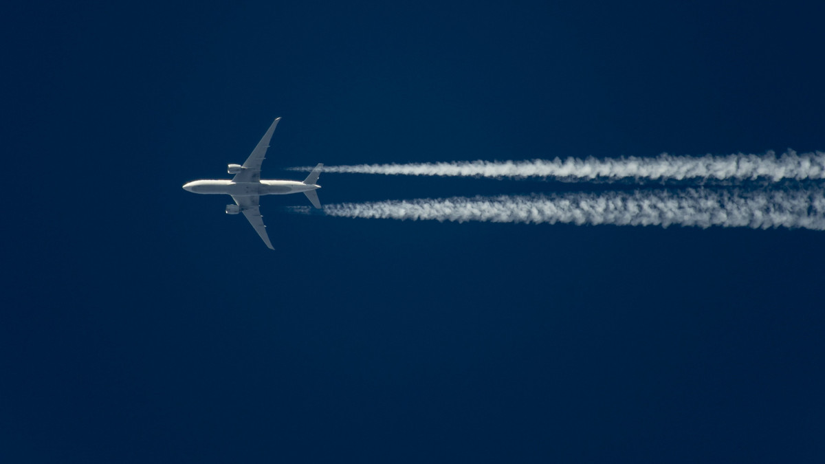 Egy Boeing 777 típusú repülőgép a Nógrád megyei Vizslás közeléből fotózva 2022. április 13-án.