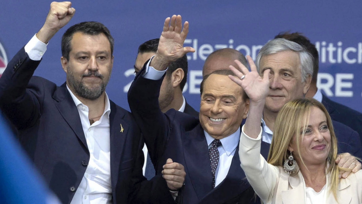 Matteo Salvini, a kormányzó Liga párt, Silvio Berlusconi, a Forza Italia (Hajrá Olaszország) párt és Giorgia Meloni, az ellenzéki jobboldali Olasz Testvérek (FdI) párt vezetője (b-j) köszönti a támogatókat a jobboldali pártok kampányzáróján Rómában 2022. szeptember 22-én. Olaszországban szeptember 25-én előrehozott parlamenti választásokat tartanak.