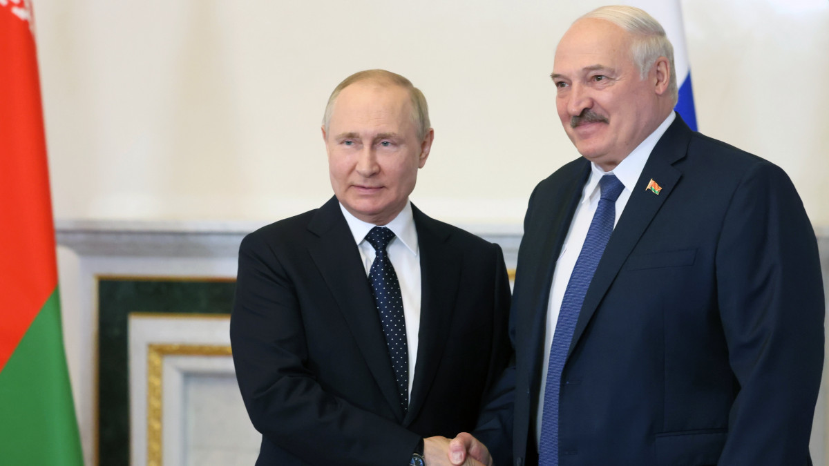 Vlagyimir Putyin orosz elnök (b) üdvözli Aljakszandr Lukasenka fehérorosz államfőt Szentpéterváron 2022. június 25-én.