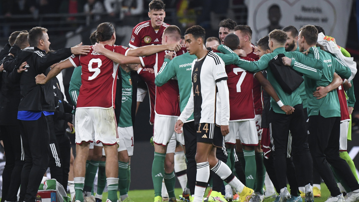 A győztes magyar válogatott játékosai ünnepelnek a labdarúgó Nemzetek Ligája A divíziója 3. csoportjában, a Németország-Magyarország mérkőzés után a lipcsei Red Bull Arenában 2022. szeptember 23-án. A magyar csapat 1-0-ra nyert.