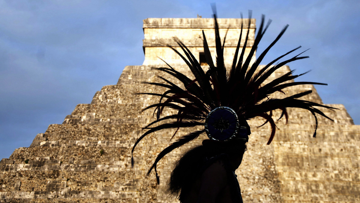 Chichen Itza, 2012. december 21.Egy őslakos nézi a tollas kígyóisten tiszteletére emelt Kukulkan piramist a mexikói Chichen Itzában 2012. december 21-én. A maja időszámítás szerint ezen a napon, 2012 téli napfordulóján ér véget egy 144 ezer napos teremtésciklus, amelyet sokan úgy értelmeznek, hogy ezen a napon bekövetkezhet a világvége. (MTI/EPA/Jacinto Kanek)