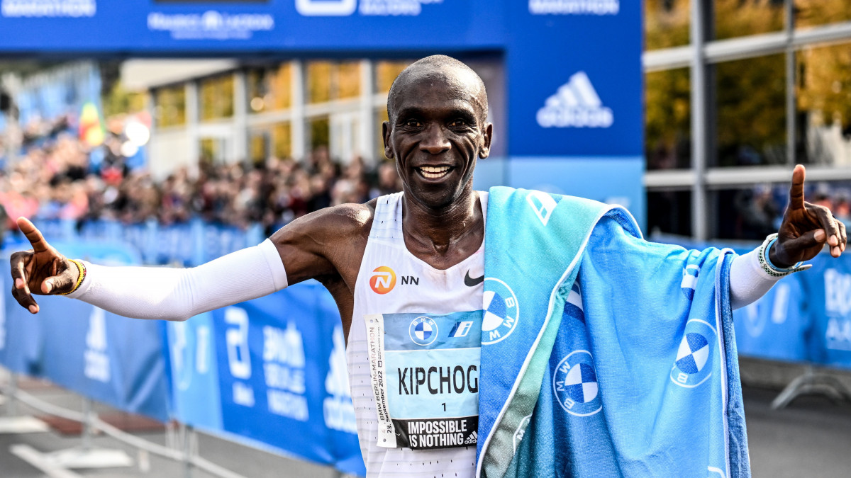 A kenyai Eliud Kipchoge ünnepel, miután megnyerte a berlini maraton férfi mezőnyének versenyét 2022. szeptember 25-én.