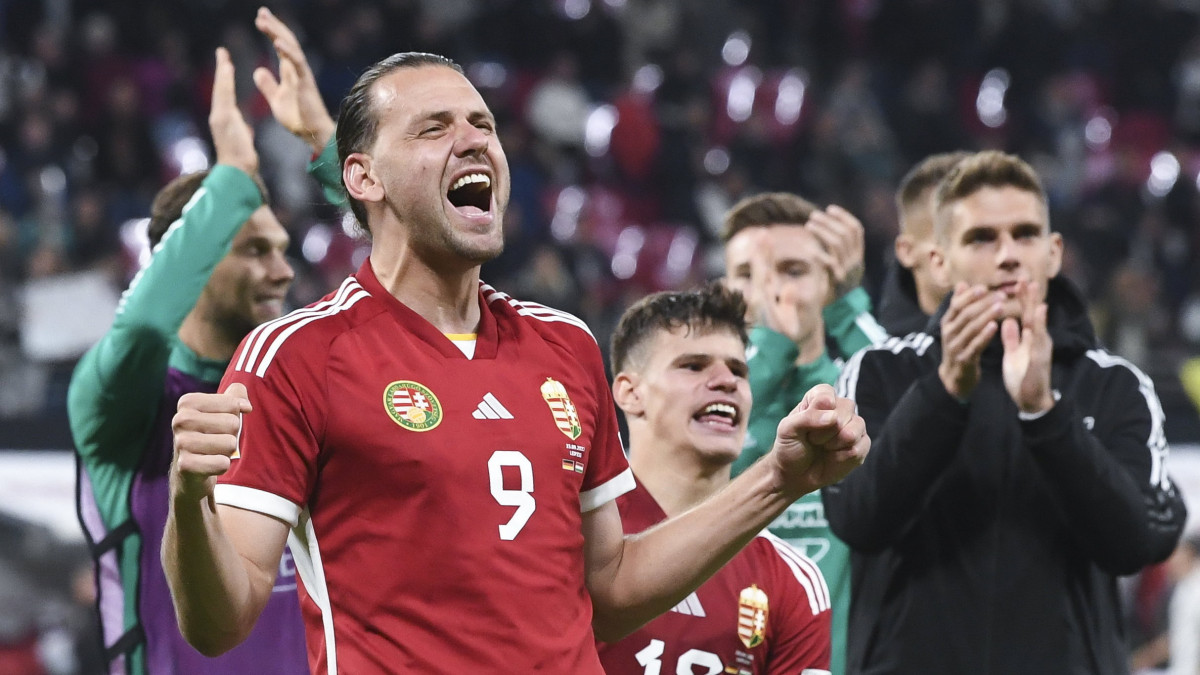 A győztes magyar válogatott játékosai ünnepelnek, elöl Szalai Ádám a labdarúgó Nemzetek Ligája A divíziója 3. csoportjában, a Németország-Magyarország mérkőzés után a lipcsei Red Bull Arenában 2022. szeptember 23-án. A magyar csapat 1-0-ra nyert.