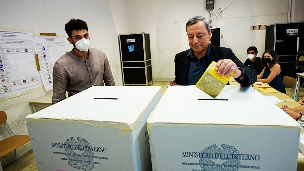 Az Olasz miniszterelnöki hivatal sajtóirodája által közreadott képen Mario Draghi olasz kormányfő (j) voksol egy római szavazóhelyiségben 2022. szeptember 25-én, az előrehozott parlamenti választások napján.