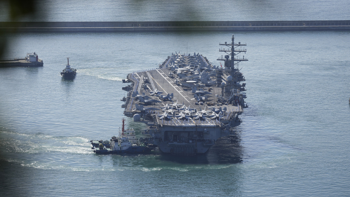 Az amerikai haditengerészet Ronald Reagan repülőgép-hordozóját kísérik dél-koreai hajók Puszan kikötőjébe 2022. szeptember 23-án. A nukleáris meghajtású anyahajó a dél-koreai haditengerészettel a Keleti-tengeren tartandó gyakorlatozásra érkezett a koreai partokhoz. A Ronald Reagan 2017 óta először vesz részt dél-koreai hadgyakorlaton.