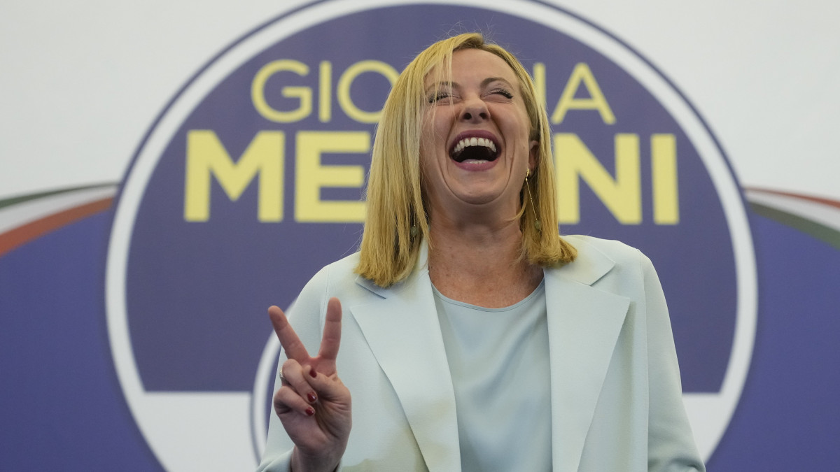 Giorgia Meloni, az ellenzéki jobboldali Olasz Testvérek (FdI) párt vezetője a győzelem V-jelét mutatja az előrehozott parlamenti választások estéjén Rómában 2022. szeptember 25-én. Az urnazárás után nyilvánosságra hozott, a szavazófülkékből kilépők megkérdezésén alapuló felmérések (exit poll) a Giorgia Meloni vezette jobbközép szövetség győzelmét jelzik.
