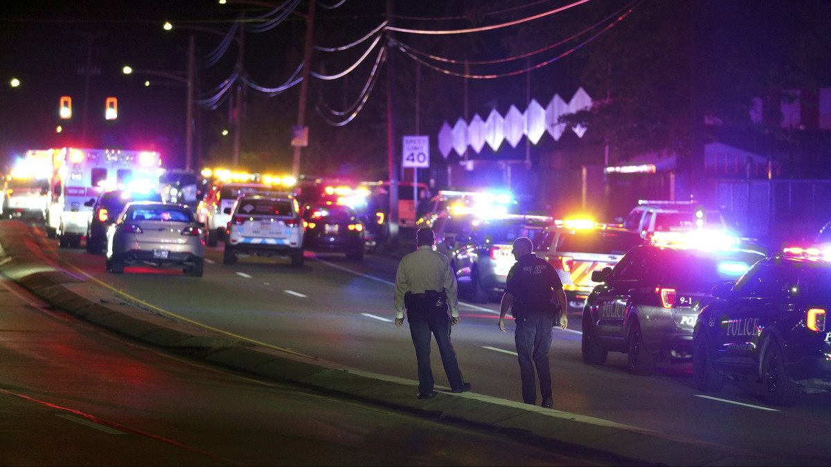 Rendőrök a Kennywood Vidámparkban elkövetett lövöldözés helyszínén, a Pennsylvania állambeli West Mifflinben 2022. szeptember 25-én hajnalban. Az elkövető három embert megsebesített, a hatóságok nagy erőkkel keresik.