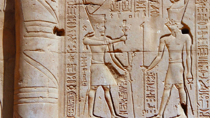 Mégis Tutanhamon vezethet el Nofertiti sírjához