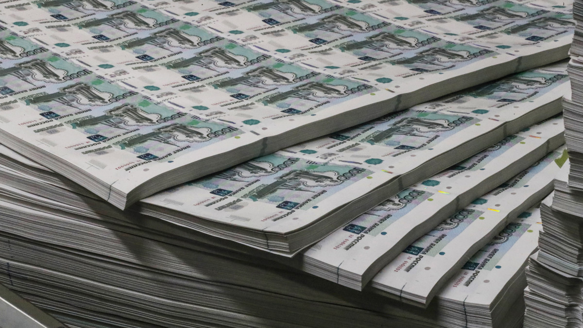 Felvágatlan orosz ezerrubeles bankjegyek az orosz Goznak Részvénytársaság moszkvai pénzjegynyomdájában 2019. július 11-én. A vállalat évente mintegy 11 tonnányi különleges minőségű értékpapírt, 7 milliárd bankjegyet, 3,5 milliárd érmét, 40 millió útlevelet és 3045 millió postai bélyeget állít elő.