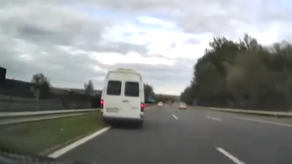 Vízilabdás fiatalokkal volt tele az M7-esen imbolygó, majd balesetező kisbusz – videó