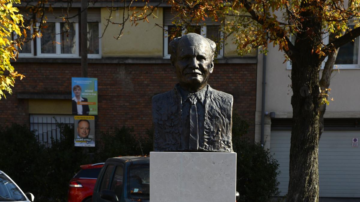 Göncz Árpád néhai köztársasági elnök szobra a Bécsi út és Tímár utca sarkánál 2019. október 23-án. A szobornál az 1956-os forradalom és szabadságharc 63. évfordulója alkalmából a Párbeszéd tartott megemlékezést.