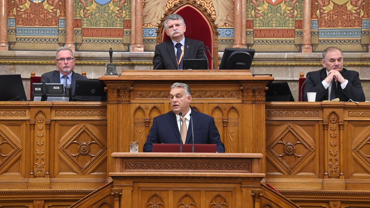 Orbán Viktor miniszterelnök napirend előtt felszólal az Országgyűlés őszi ülésszakának nyitónapján 2022. szeptember 26-án. Mögötte Kövér László házelnök. 