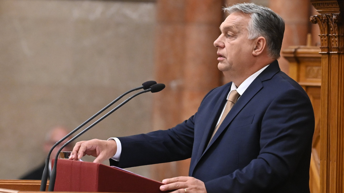 Parlamenti szónoklatra készül Orbán Viktor