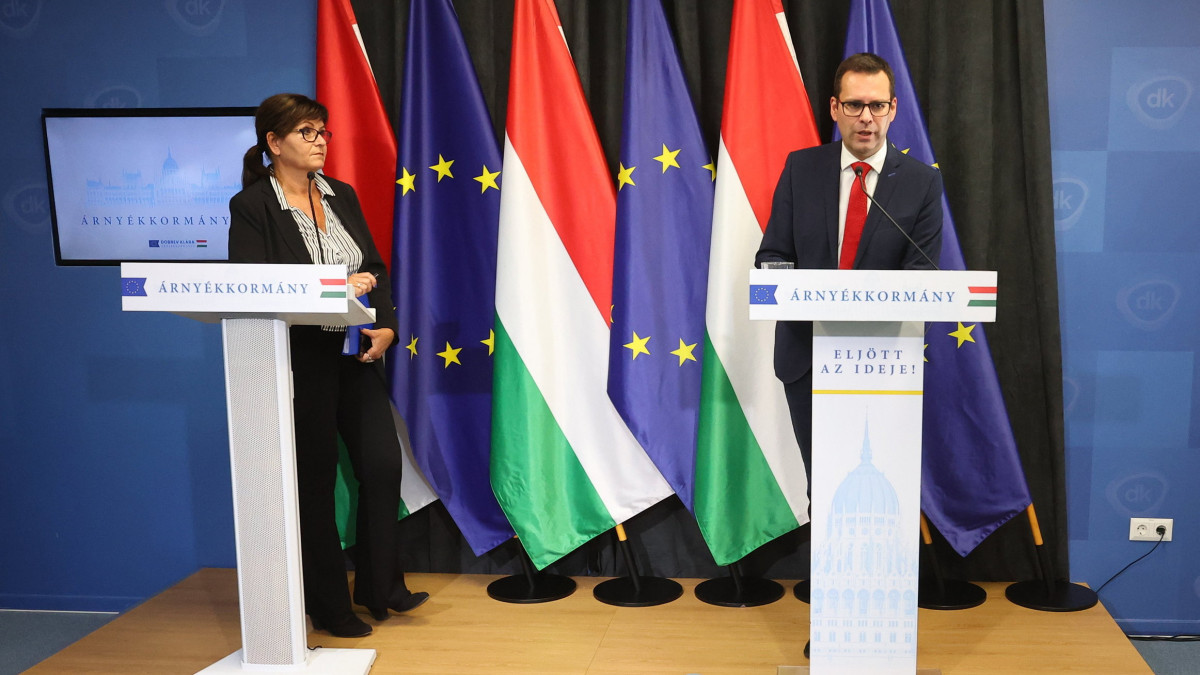 Molnár Csaba árnyék-kancelláriaminiszter és Kálmán Olga, az árnyékkormány szóvivője a Demokratikus Koalíció (DK) által létrehozott árnyékkormány első ülését követően megtartott sajtótájékoztatón Budapesten, a DK központi irodájában 2022. szeptember 26-án.