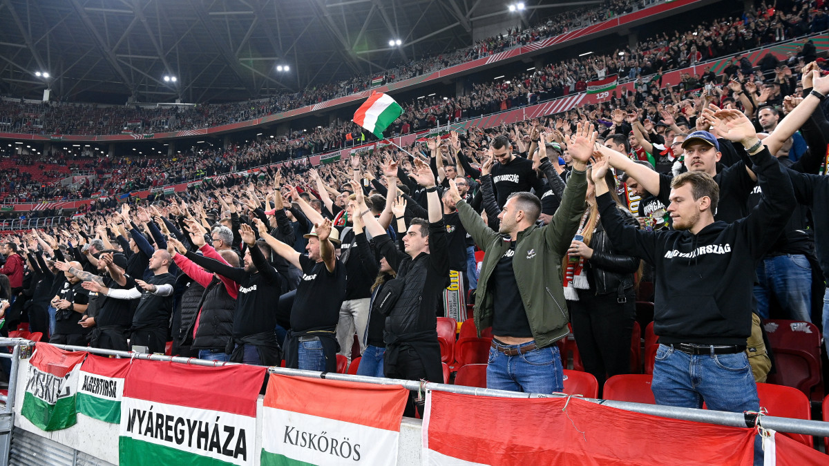 Magyar szurkolók a labdarúgó Nemzetek Ligája A divíziója 3. csoportjában játszott Magyarország - Olaszország mérkőzés előtt a Puskás Arénában 2022. szeptember 26-án.