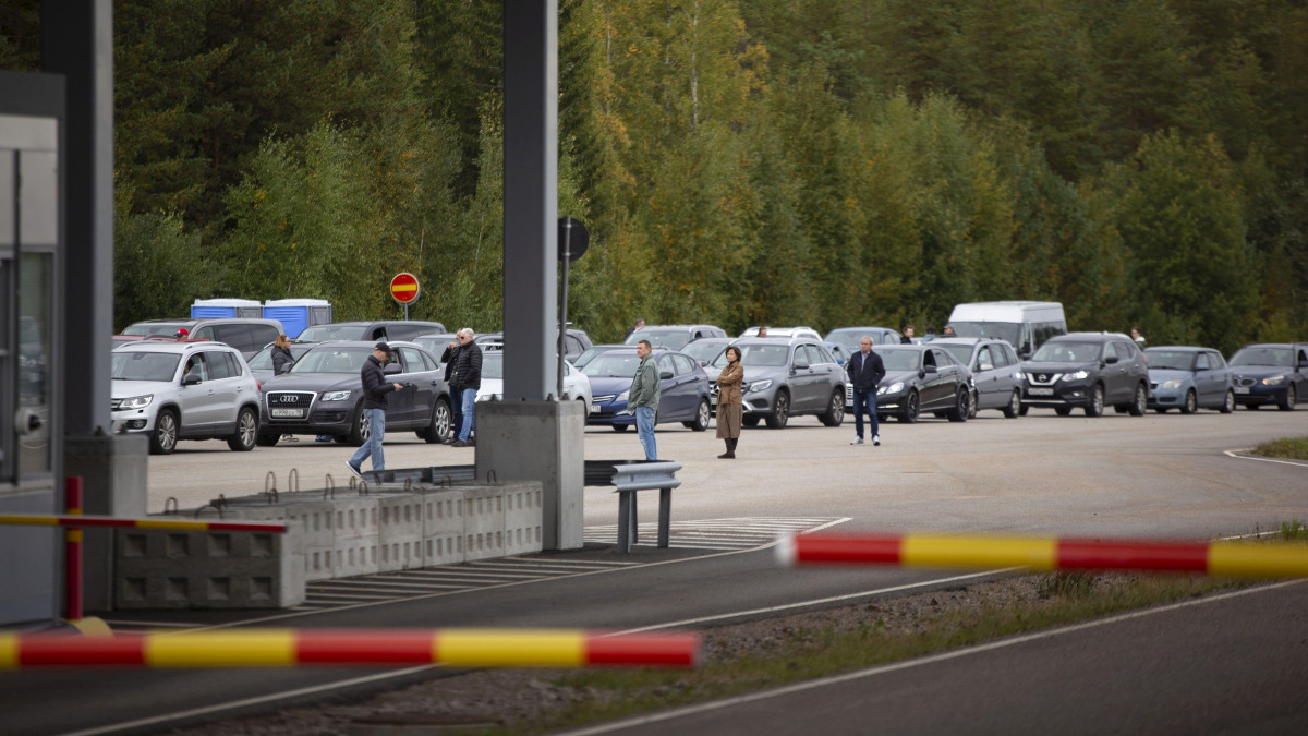 Oroszországból távozni szándékozó autósok várakoznak belépésre a finnországi Virolahti településen lévő határátkelőhelyen 2022. szeptember 23-án. Vlagyimir Putyin orosz elnök szeptember 21-én részleges mozgósítást rendelt el, valamint négy orosz ellenőrzés alatt álló ukrajnai régióban népszavazás megtartását kezdeményezte az Oroszországhoz történő csatlakozásról.