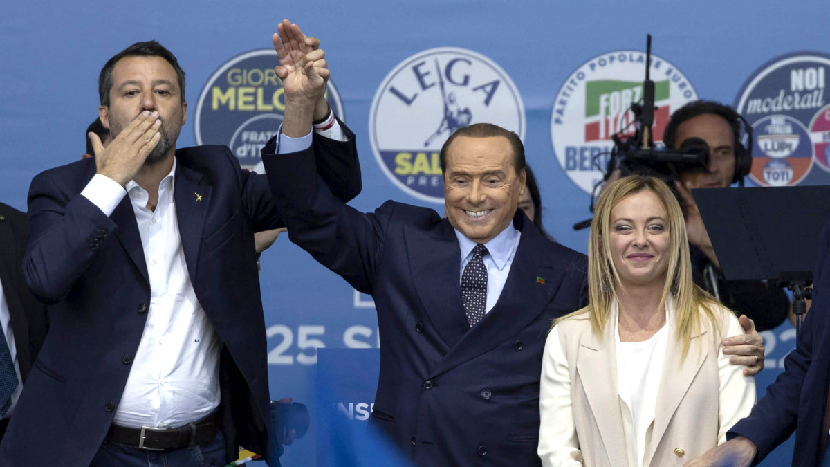 Matteo Salvini, a kormányzó Liga párt, Silvio Berlusconi, a Forza Italia (Hajrá Olaszország) párt és Giorgia Meloni, az ellenzéki jobboldali Olasz Testvérek (FdI) párt vezetője (b-j) köszönti a támogatókat a jobboldali pártok kampányzáróján Rómában 2022. szeptember 22-én. Olaszországban szeptember 25-én előrehozott parlamenti választásokat tartanak.