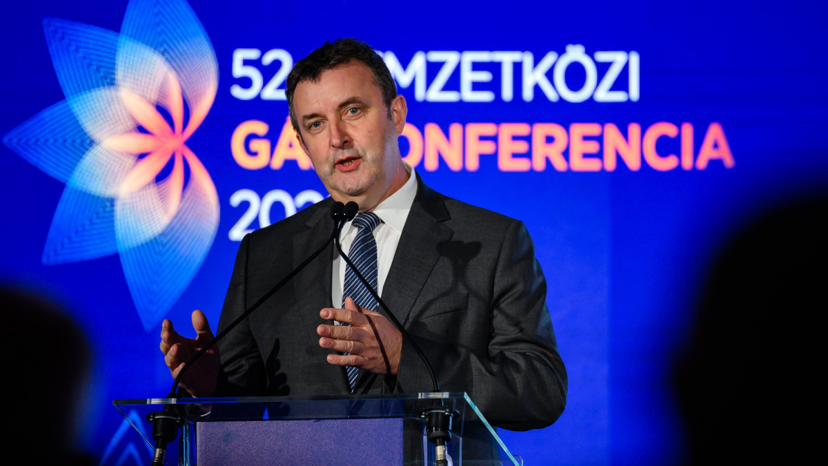 Palkovics László technológiai és ipari miniszter beszédet mond az 52. Nemzetközi Gázkonferencia megnyitóján Siófokon, a Hotel Azúrban 2022. szeptember 27-én.