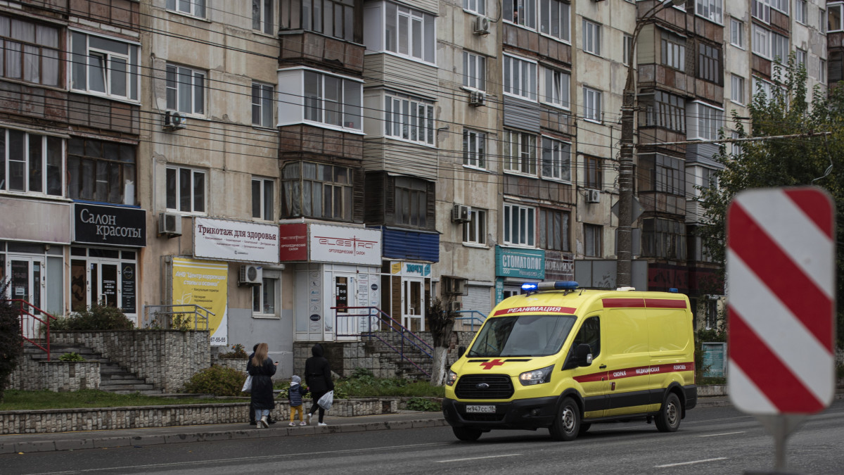Mentőautó érkezik az Oroszországi Föderációhoz tartozó Udmurtföld fővárosa, Izsevszk 88-as számú iskolájához, ahol több gyerek életét vesztette egy fegyveres támadásban 2022. szeptember 26-án. Szvetlana Petrenko, az orosz Nyomozó Bizottság szóvivője elmondta, hogy a támadó hat felnőttet és hét gyereket ölt meg, mielőtt magával is végzett. A támadásnak emellett 14 gyerek és hét felnőtt sebesültje is van