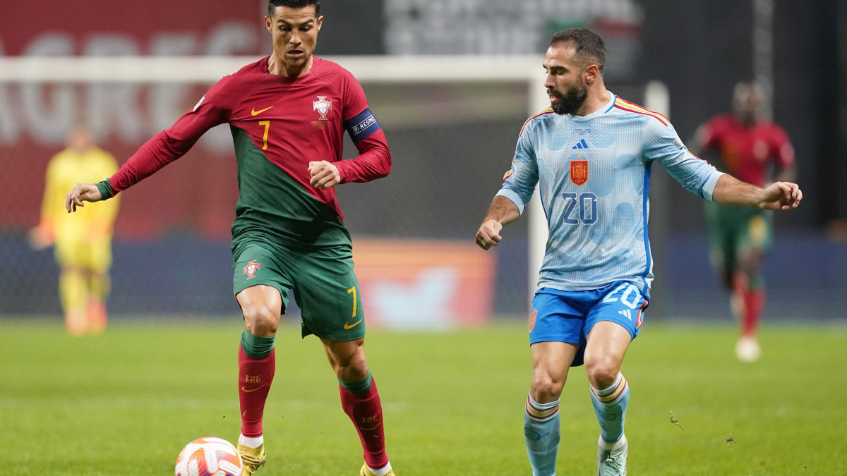 A portugál Cristiano Ronaldo (b) és a spanyol Dani Carvajal a labdarúgó Nemzetek Ligája hatodik fordulójában, az A divízió 2. csoportjában játszott Portugália -Spanyolország mérkőzésen Bragában 2022. szeptember 27-én.