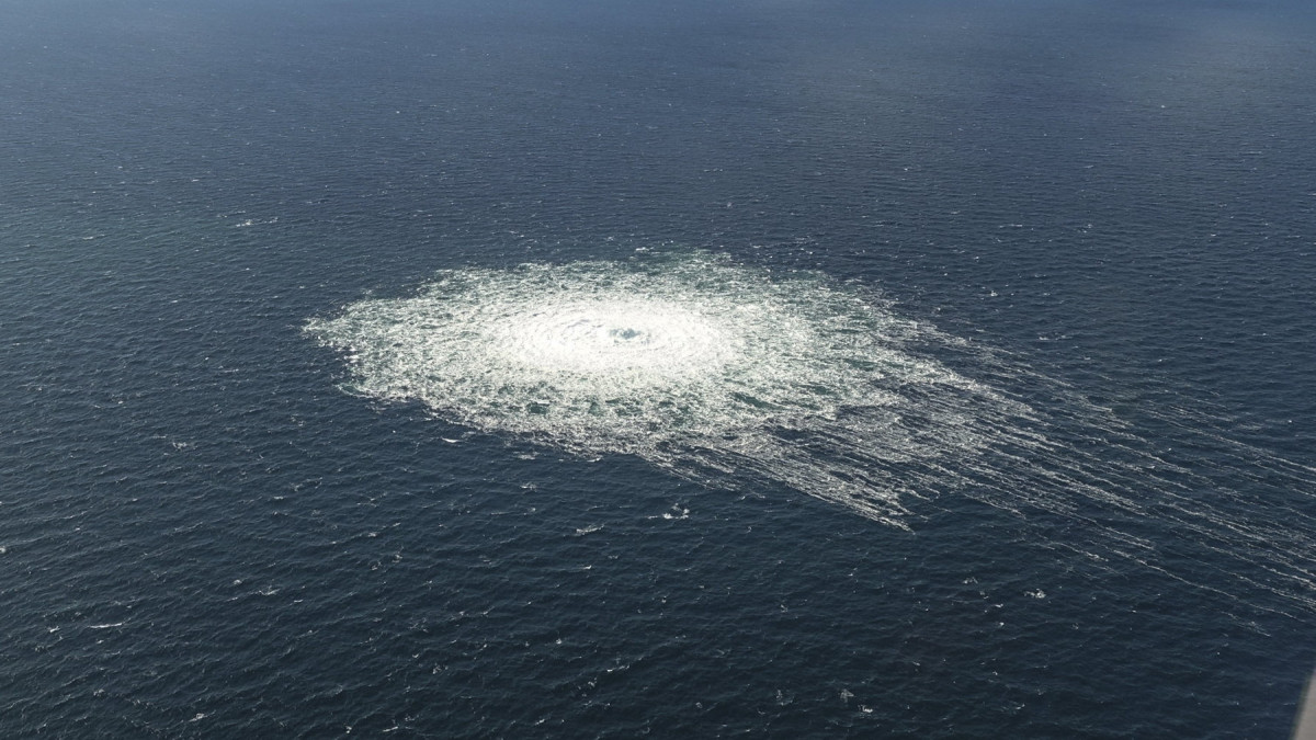 A dán fegyveres erők által közreadott kép a tenger felszínére törő buborékokról  egy nagyjából egy kilométer átmérőjű körben az Oroszországból Németországba földgázt szállító Északi Áramlat-1 és az Északi Áramlat-2 földgázvezetékek szivárgása következtében a balti-tengeri Bornholm szigete előtt 2022. szeptember 27-én.