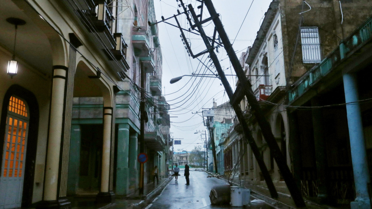 Az Ian hurrikán által kidöntött villanyoszlop a kubai Pinar del Rióban 2022. szeptember 27-én.