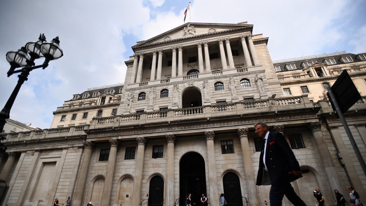 A Bank of England londoni székháza 2022. augusztus 17-én. Nagy-Britanniában az infláció elérte a 10,1 százalékot, az utóbbi 40 év legmagasabb szintjét. A brit jegybank recesszióra figyelmeztet, miközben a megélhetési költségek, azon belül elsősorban az élelmiszerárak emelkedése felfelé hajtja az inflációt, és az a Bank of England előrejelzése szerint az év végére 13 százalékra nő az országban.