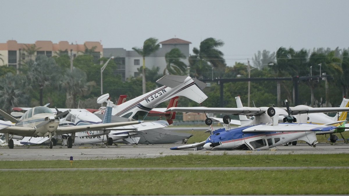 Felborított repülőgépek a North Perry repülőtéren a Florida állambeli Pembroke Pines településen 2022. szeptember 28-án, az Ian hurrikán elvonulása után.