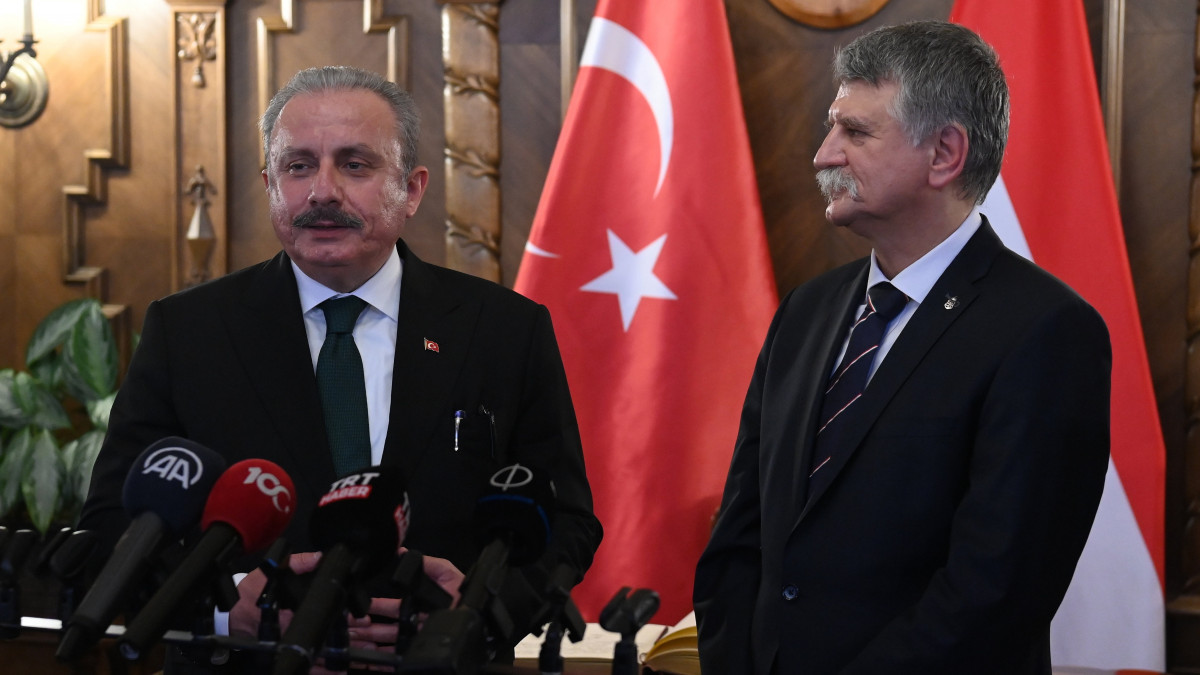 Kövér László, az Országgyűlés elnöke (j) és Mustafa Sentop, a Török Nagy Nemzetgyűlés elnöke sajtónyilatkozatot tesz az Országházban 2022. szeptember 28-án.