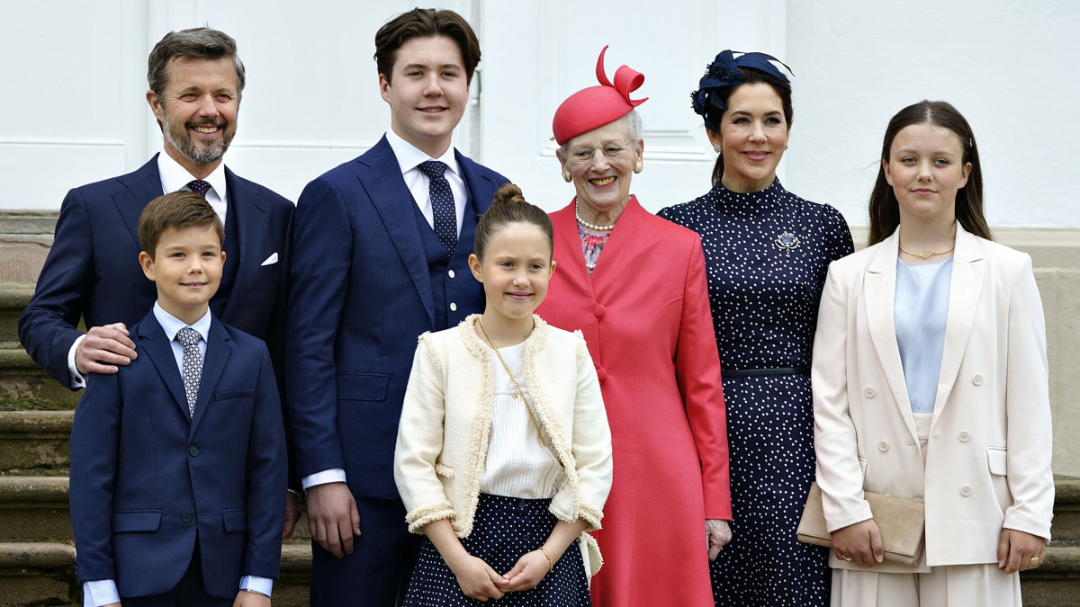 Frigyes herceg, trónörökös, Krisztián herceg, II. Margit dán királynő, Vince herceg (első sor balról), Izabella hercegnő, Mária hercegné (j) és Jozefina hercegnő (k a fredensborgi kastély templomának bejáratában 2021. május 15-én, a 15 éves Krisztián herceg konfirmálása alkalmából tartott szertartás után.