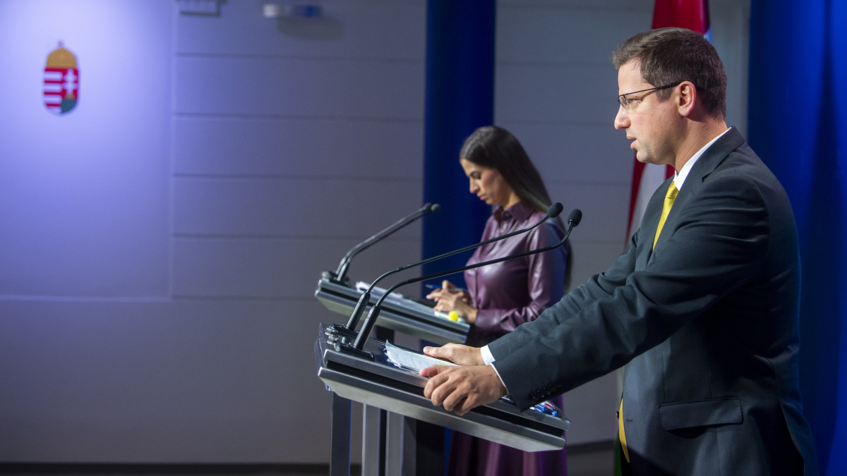Gulyás Gergely Miniszterelnökséget vezető miniszter és Szentkirályi Alexandra kormányszóvivő a Kormányinfó sajtótájékoztatón a Miniszterelnöki Kabinetiroda épületében 2022. szeptember 29-én.