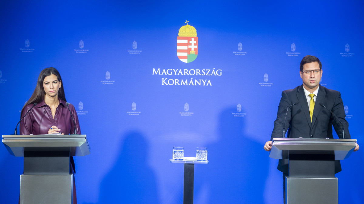 Gulyás Gergely Miniszterelnökséget vezető miniszter és Szentkirályi Alexandra kormányszóvivő a Kormányinfó sajtótájékoztatón a Miniszterelnöki Kabinetiroda épületében 2022. szeptember 29-én.