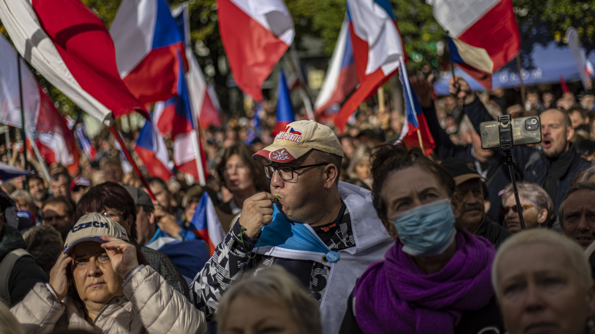 A cseh kormány lemondását és előrehozott parlamenti választásokat követelnek tüntetők a prágai Vencel téren 2022. szeptember 28-án.