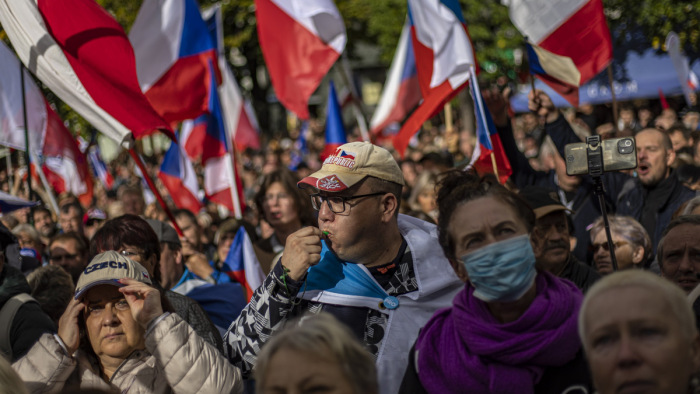 Orosz gázért tüntettek Csehországban, de NATO-kilépést is kértek