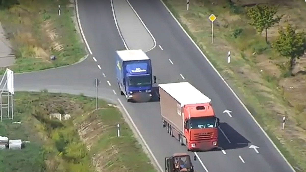 Traktor kontra kamionok, drónról csaptak le a rendőrök - videó